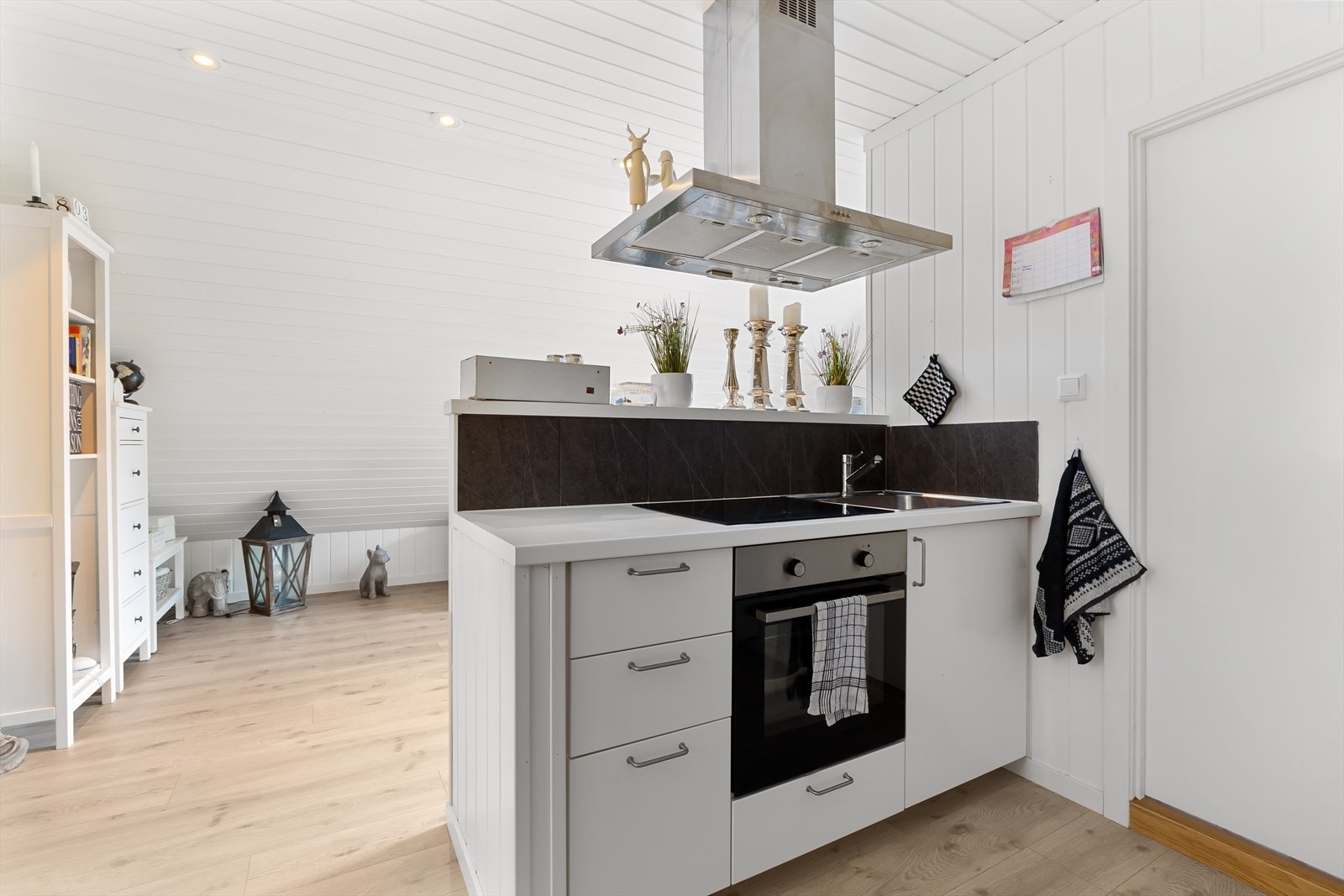 Kjøkkenet har platetopp, integrert komfyr, nedfelt stålvask og kjøleskap. Galleribilde