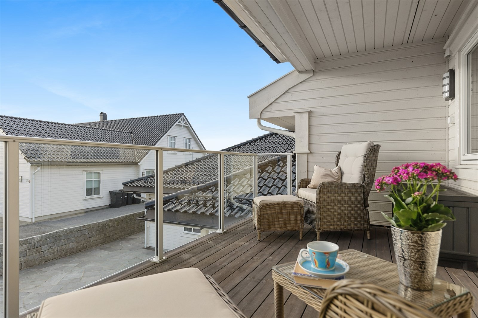 Fin balkong over garasjen. Galleribilde