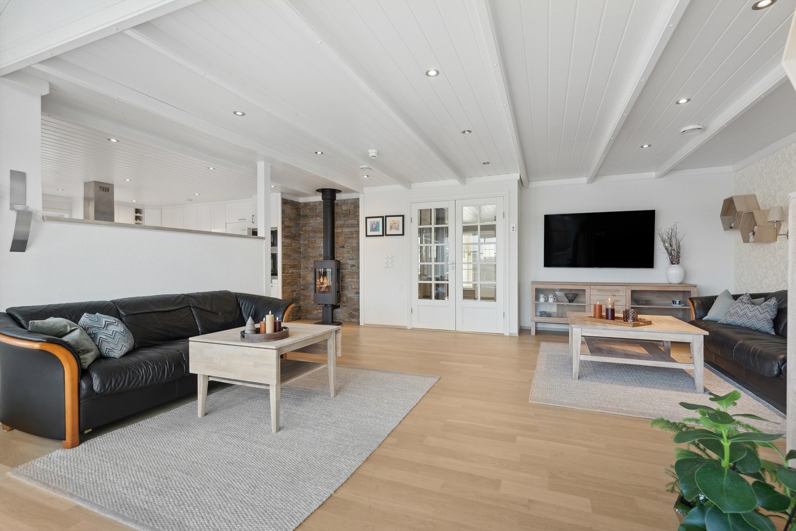 Det er vannbåren gulvvarme i første etasje som sørger for en lun og jevn varme hele året. Galleribilde