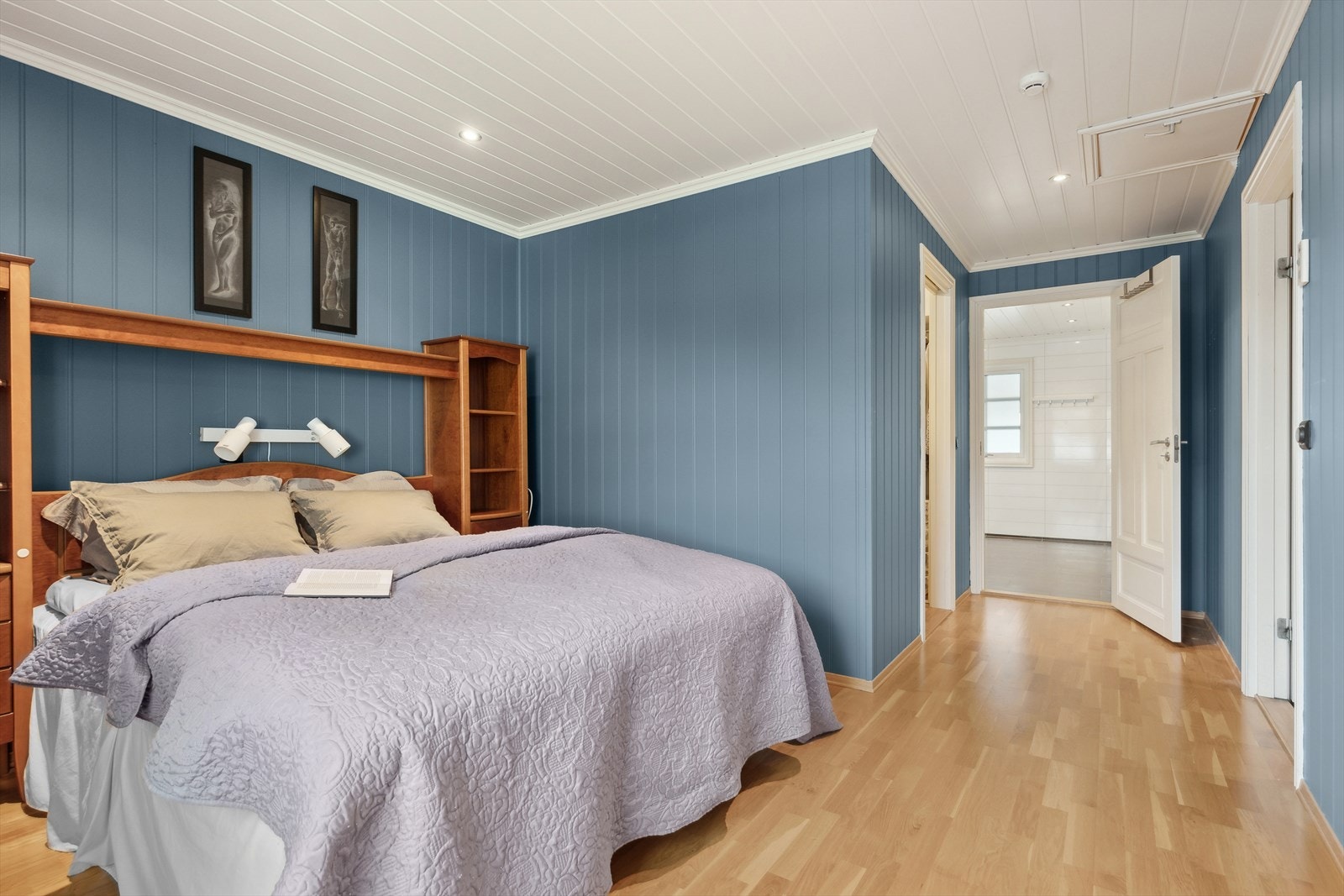 Hovedsoverommet har eget bad og walk-in garderobe. Galleribilde