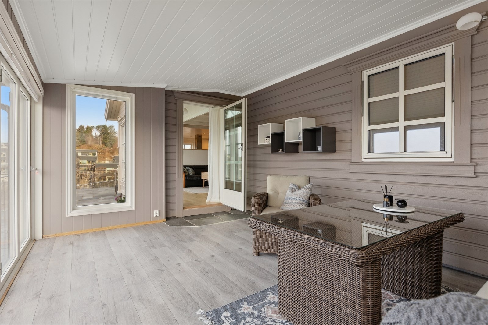 Fra stuen er det utgang til vinterhage fra 2016. Galleribilde