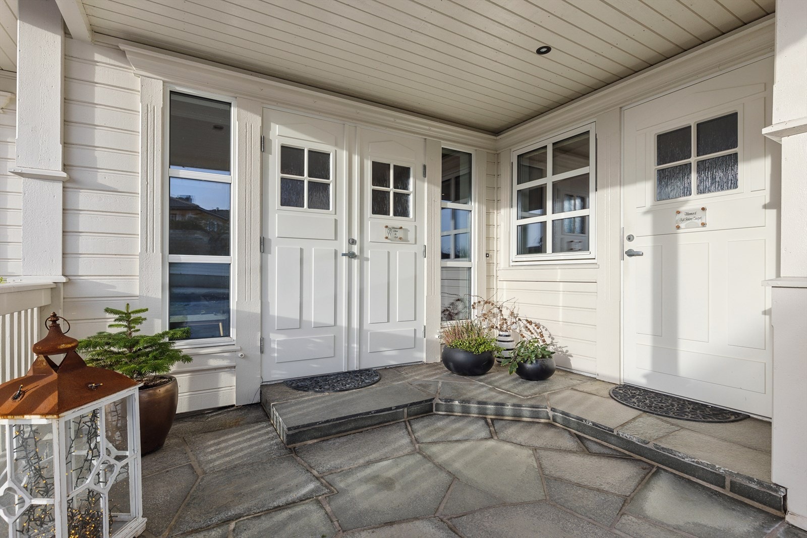 Trivelig overbygget inngangsparti. Galleribilde