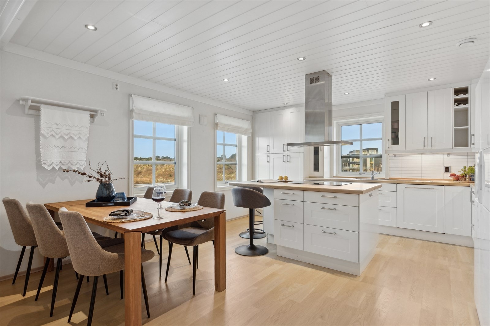 Kjøkkenet ligger delvis adskilt fra stuen og har plass til stort spisebord. Galleribilde