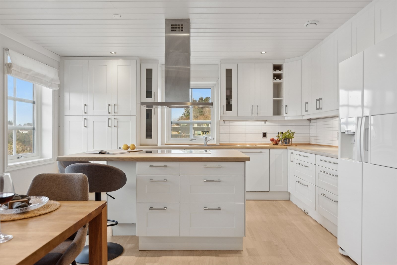 Kjøkkenet er lyst og tidløst med profilerte fronter og heltre benkeplate. Galleribilde