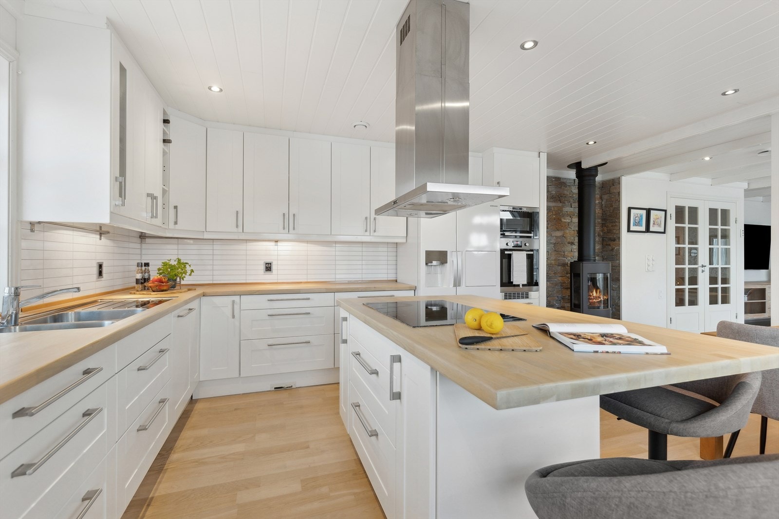 På kjøkkenet er det en stor og praktisk øy med god arbeidsplass, platetoppen er plassert her med takmontert kjøkkenvifte. Galleribilde