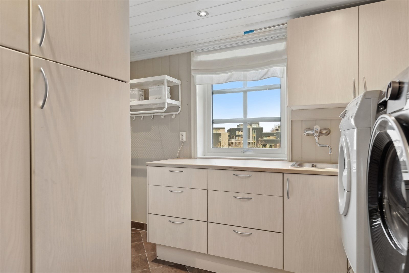 Tørketrommel og vaskemaskin er hevet fra gulvet for å forenkle klesvasken. Galleribilde