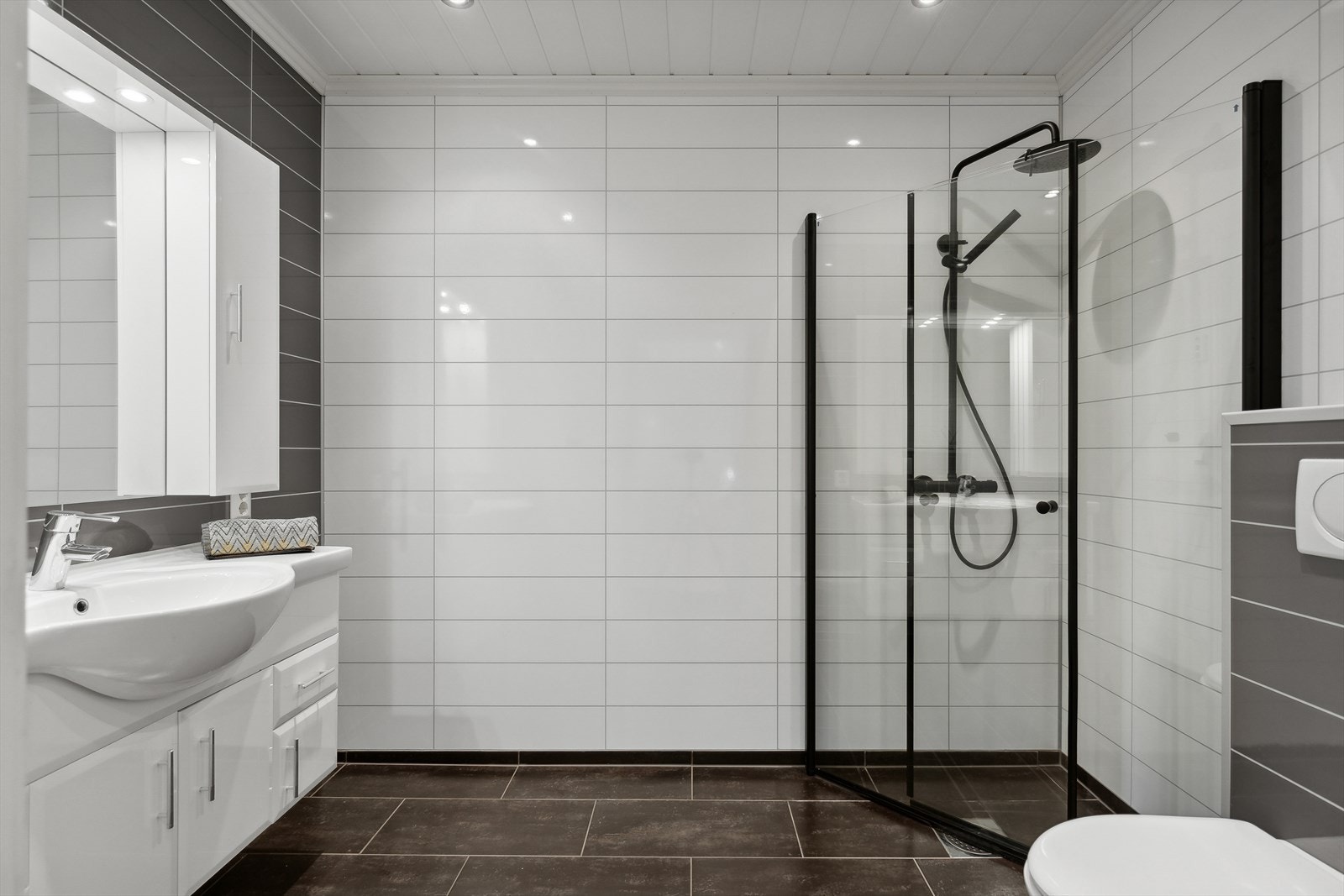 Det andre badet har enkel tilkomst fra gangen og er et pent og tidløst bad med fliser på gulvet og våtromsplater på veggene. Galleribilde