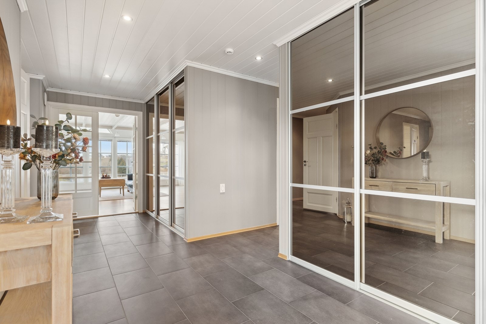 Gangen er romslig med store medfølgende skyvedørsgarderober. Galleribilde