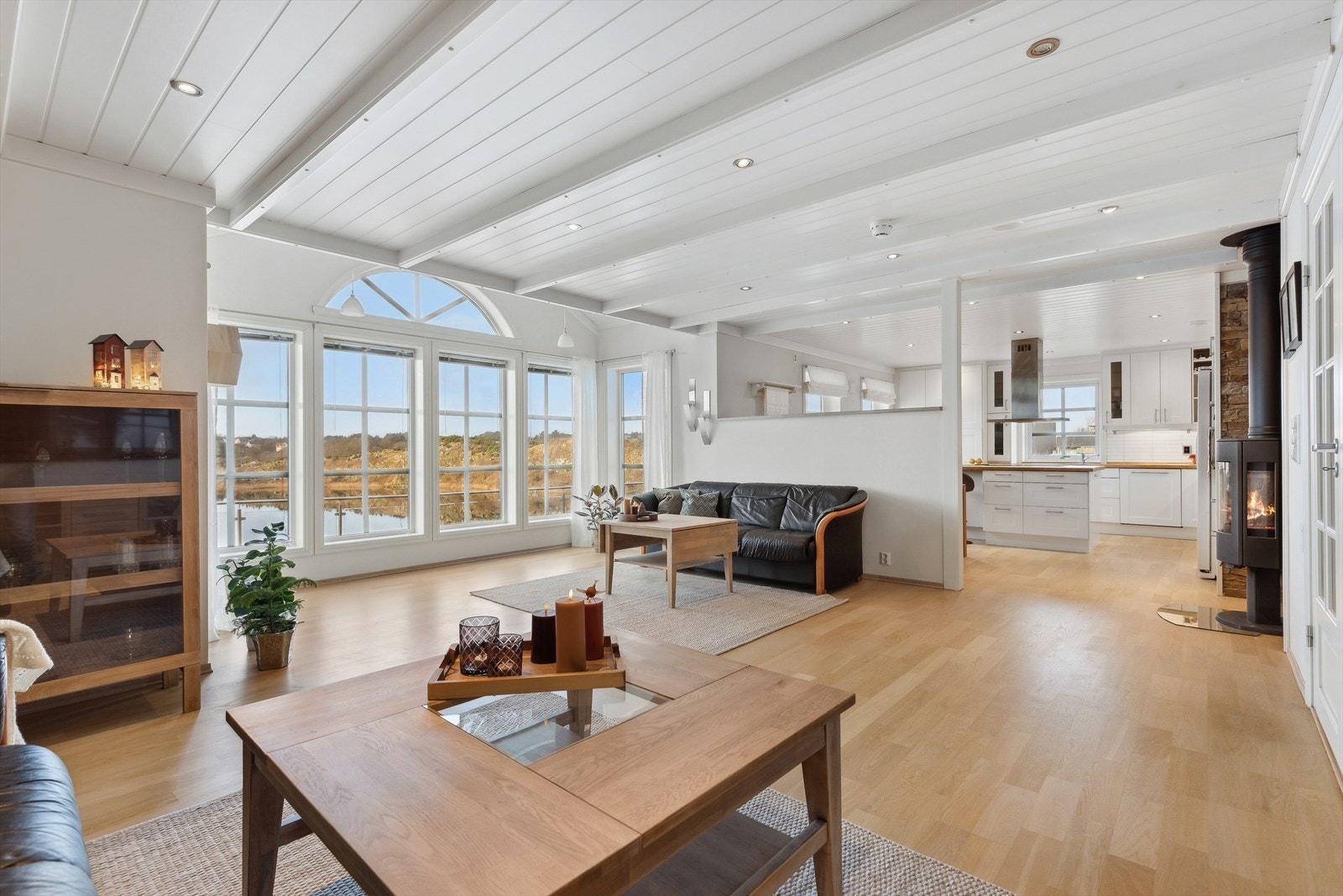 Stuen har en naturlig plassering i front med god plass til å møblere i to sittegrupper. Galleribilde