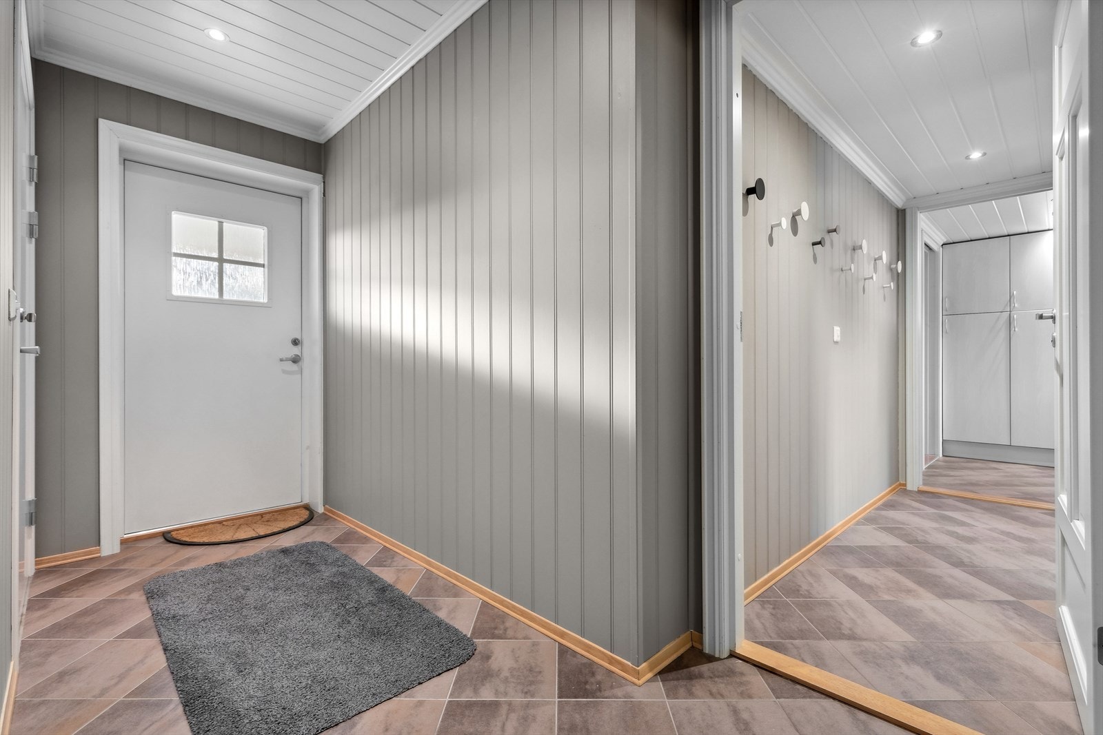 Gang mellom bolig og garasje. Galleribilde