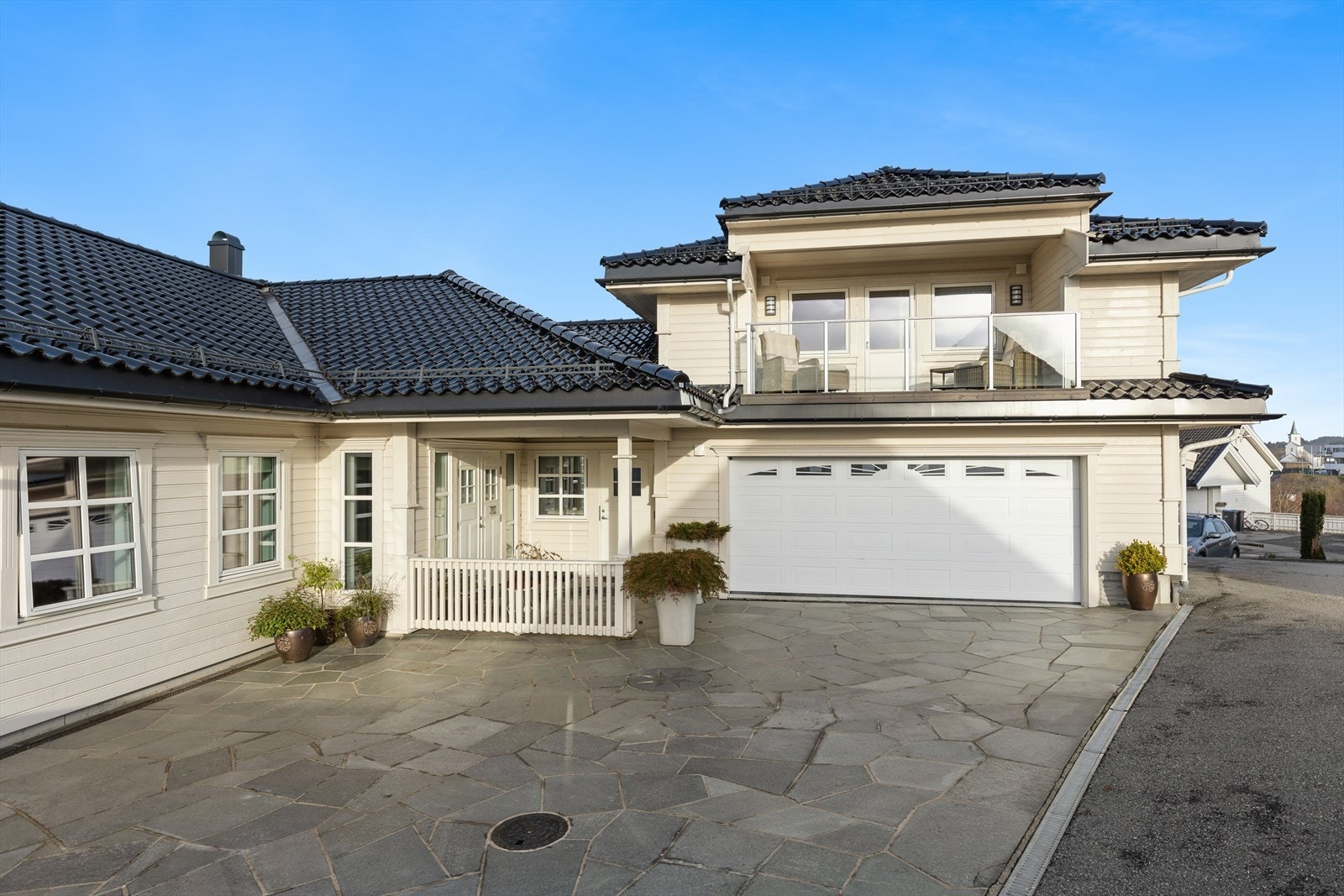 Parkering i dobbel garasje og ellers plass til biler på tomten. Galleribilde