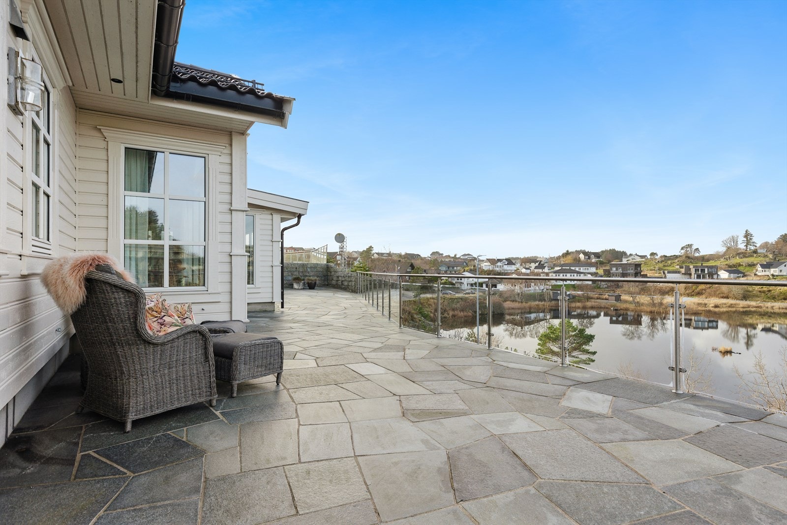 Eiendommen har en herlig uteplass i front med fri og usjenert utsikt. Galleribilde