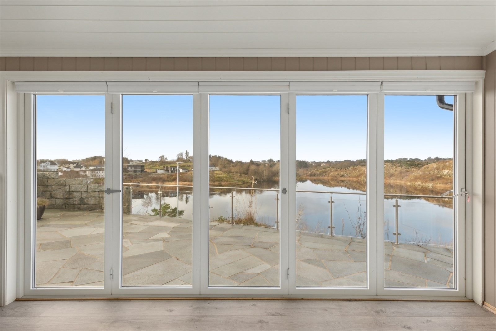 Dørene kan åpnes og uteplassen blir en forlengelse av vinterhagen. Galleribilde