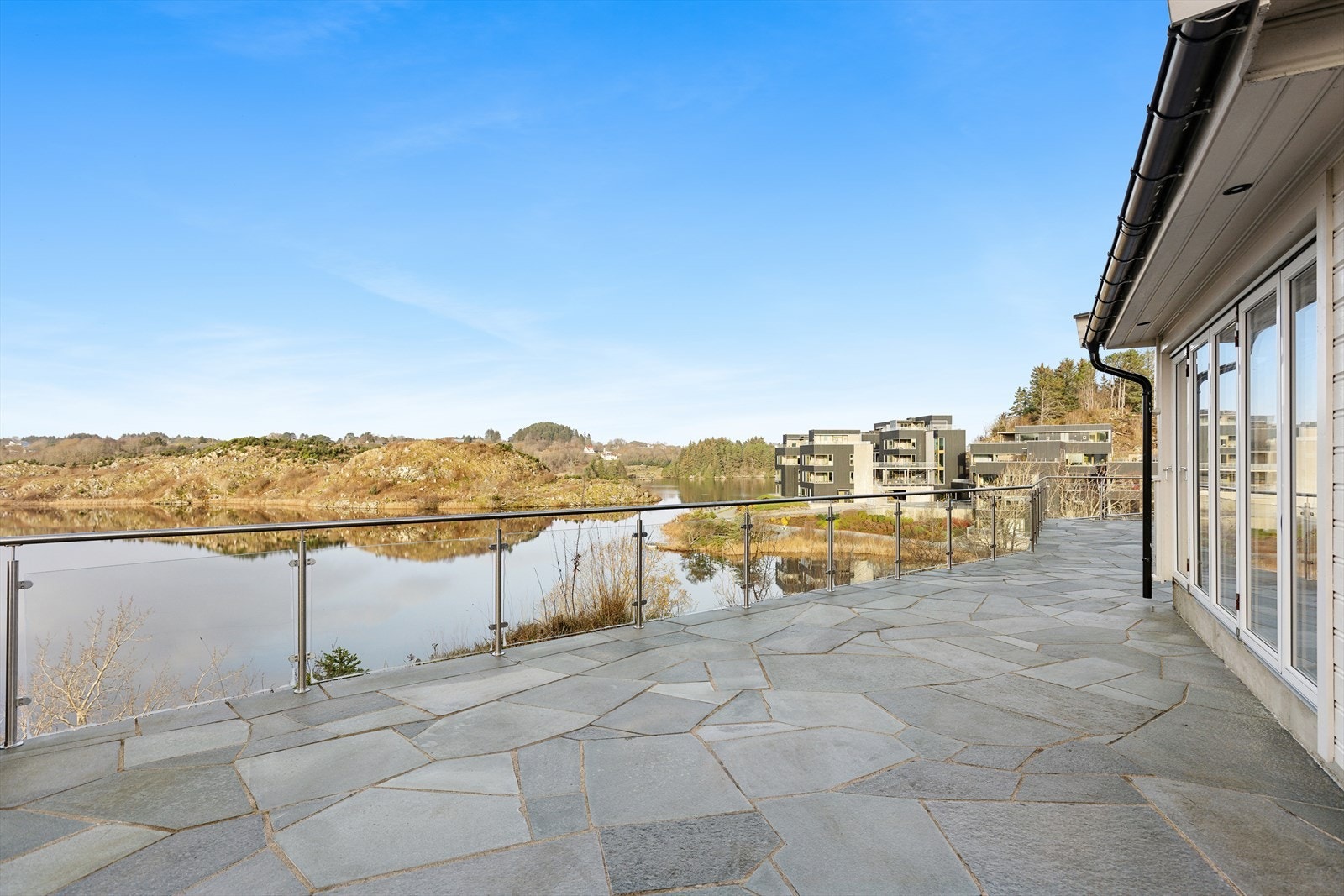 En lettstelt tomt med skifer rundt boligen. Galleribilde