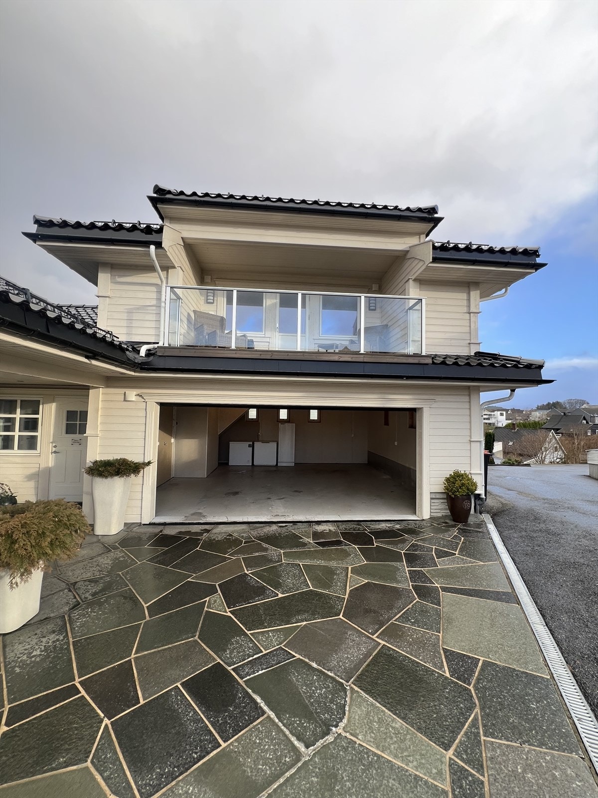 Garasjen innvendig. Galleribilde