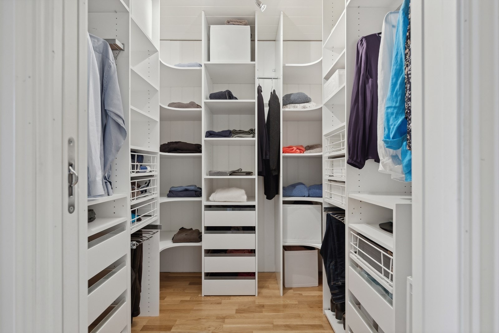 Walk-in garderobe med god plass. Galleribilde