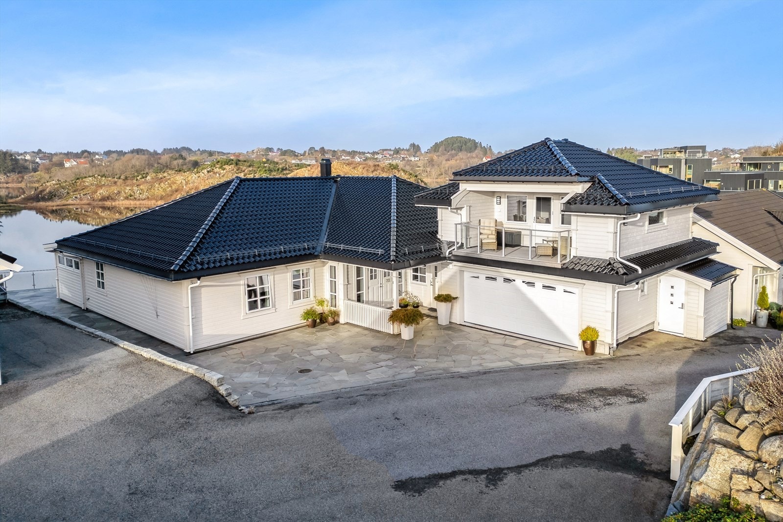 En stor enebolig med alt du trenger på et plan fra 2010. Galleribilde