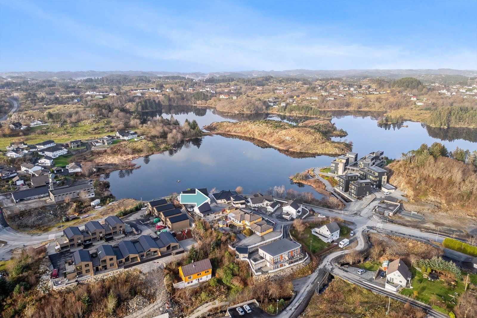 Bebyggelsen i nærområdet består av en blanding av eldre og nyere boliger, med en god del eneboliger og noen få leilighetsbygg. Galleribilde