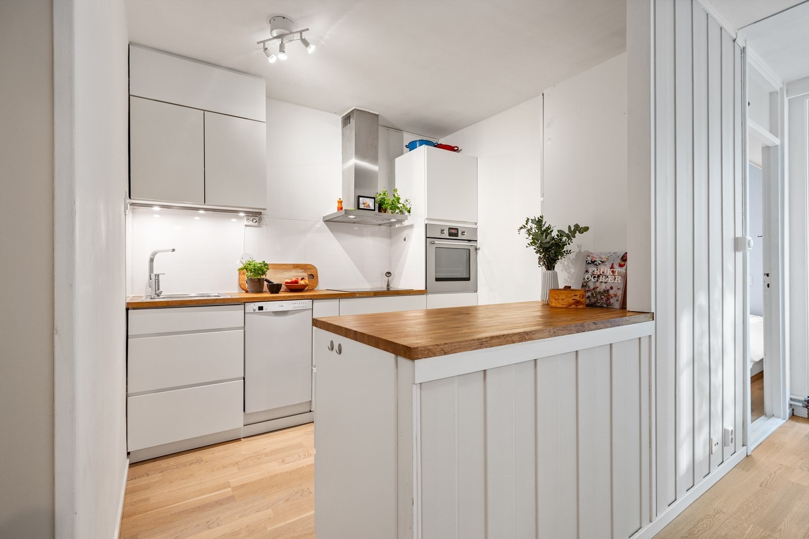 Leiligheten har åpen stue- og kjøkkenløsning med store vindusflater som gir en luftig og åpen romfølelse. Galleribilde