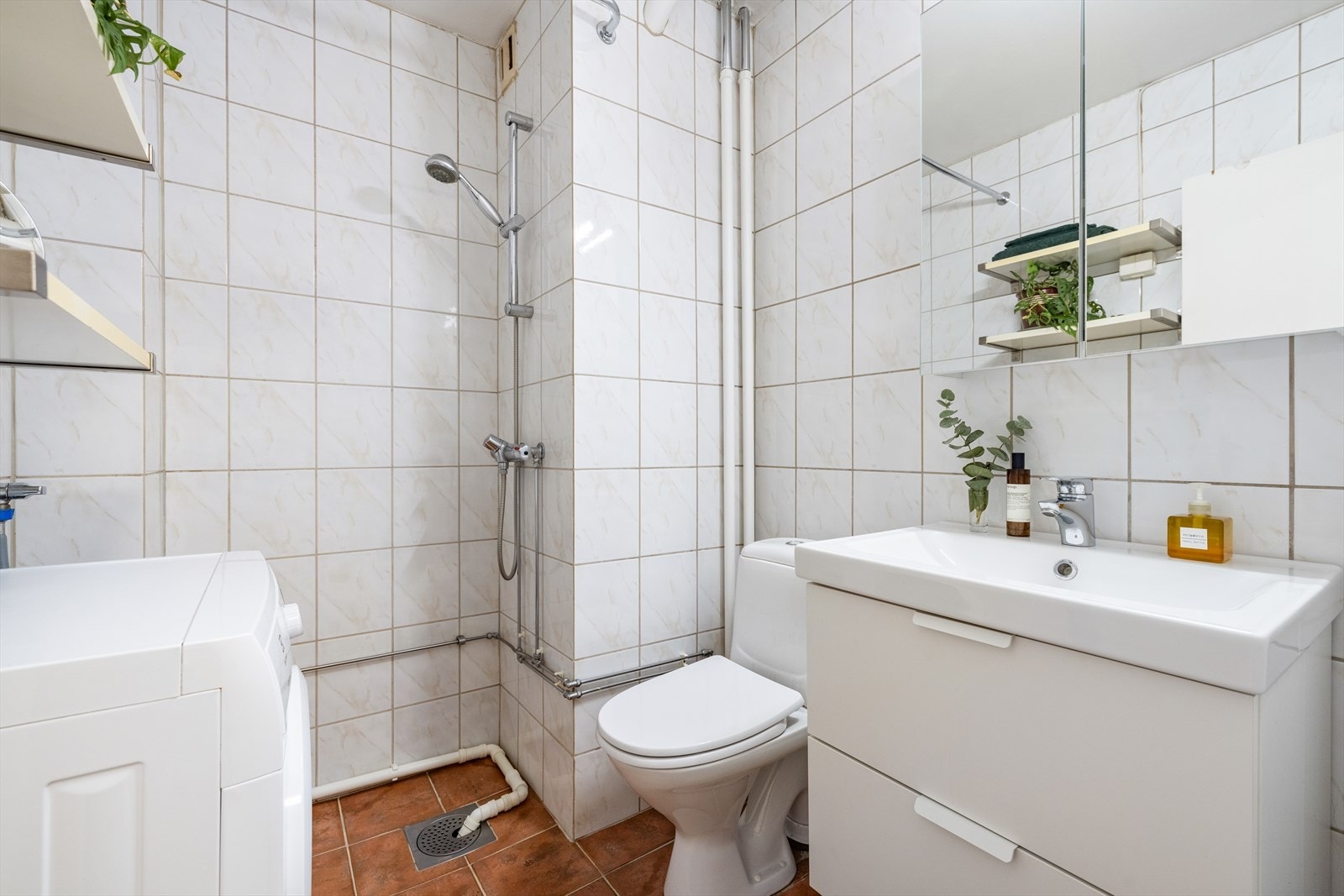 Fint flislagt bad med servant/skap, toalett, dusj, speilskap m/lys og opplegg til vaskemaskin. Galleribilde