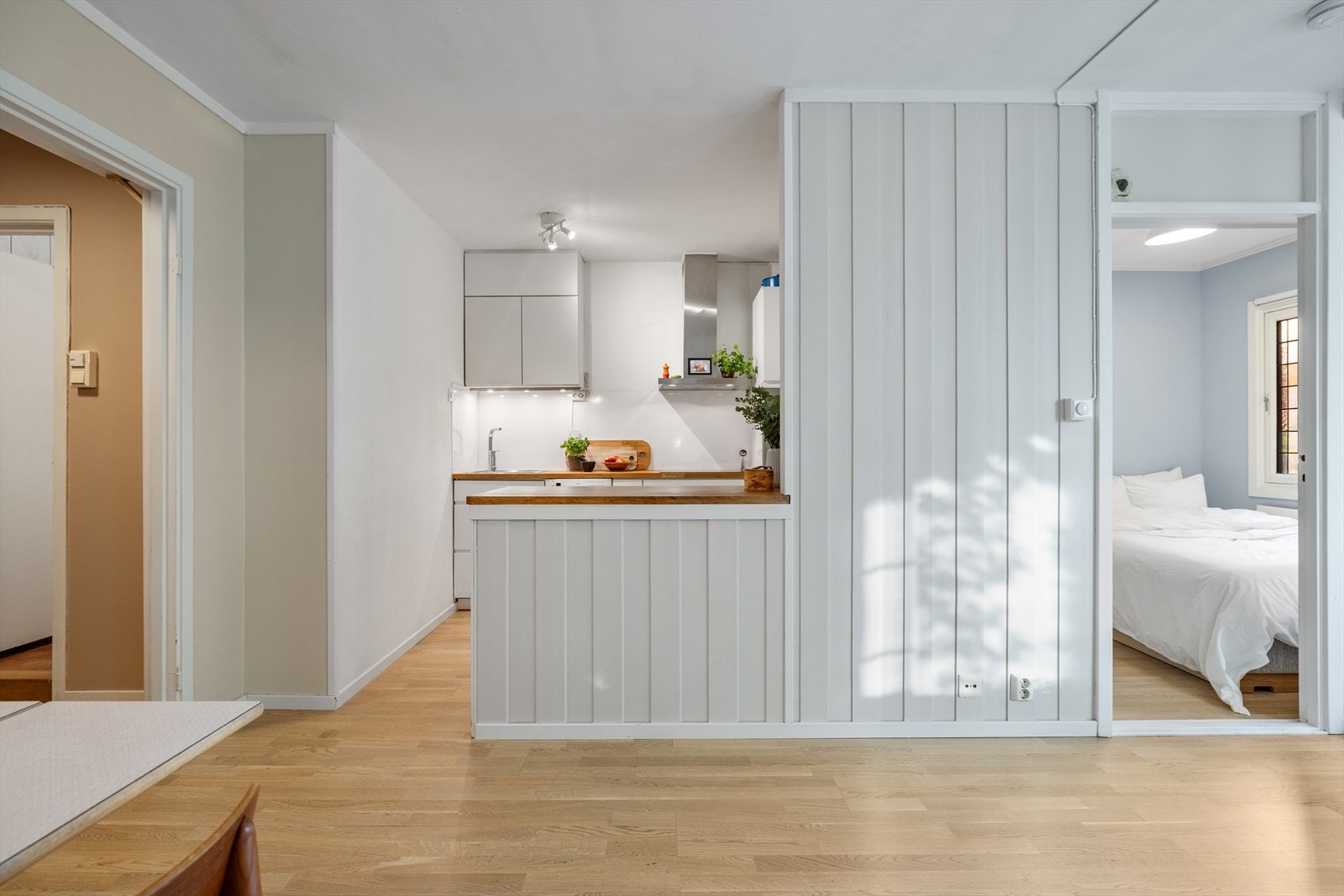 Her er det satt inn en praktisk kjøkkenbenk som skiller stue fra kjøkken. Galleribilde