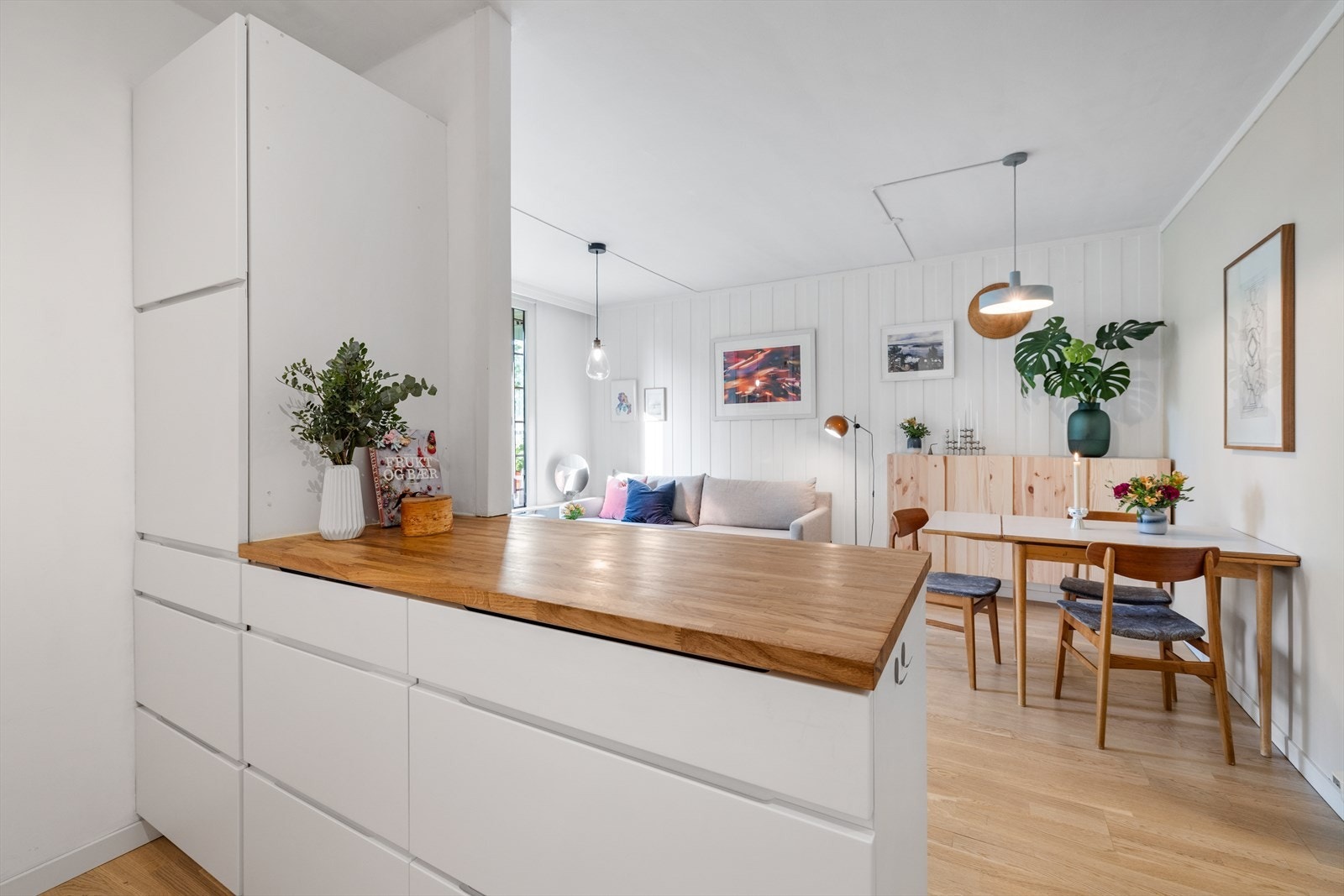 Integrerte hvitevarer: komfyr, induksjonstopp, kjøl og fryseskap. Disse medfølger salget. Galleribilde