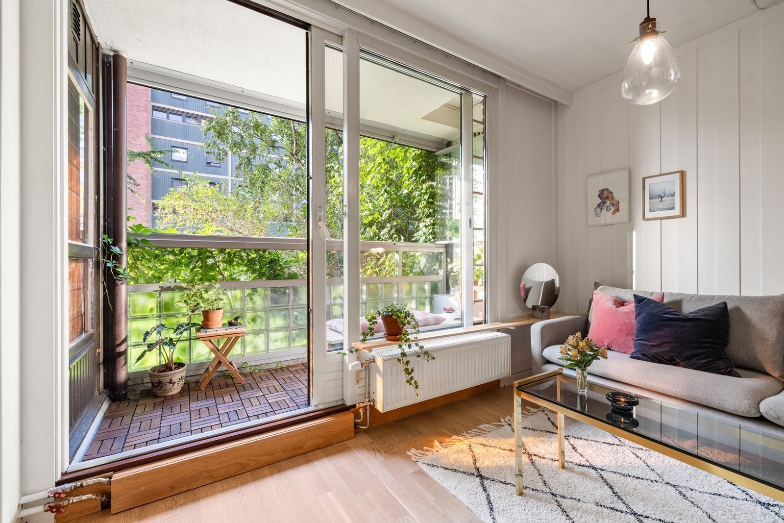 Boligen ligger i usjenert og rolig til, tilbaketrukket fra vei og biltrafikk. Galleribilde