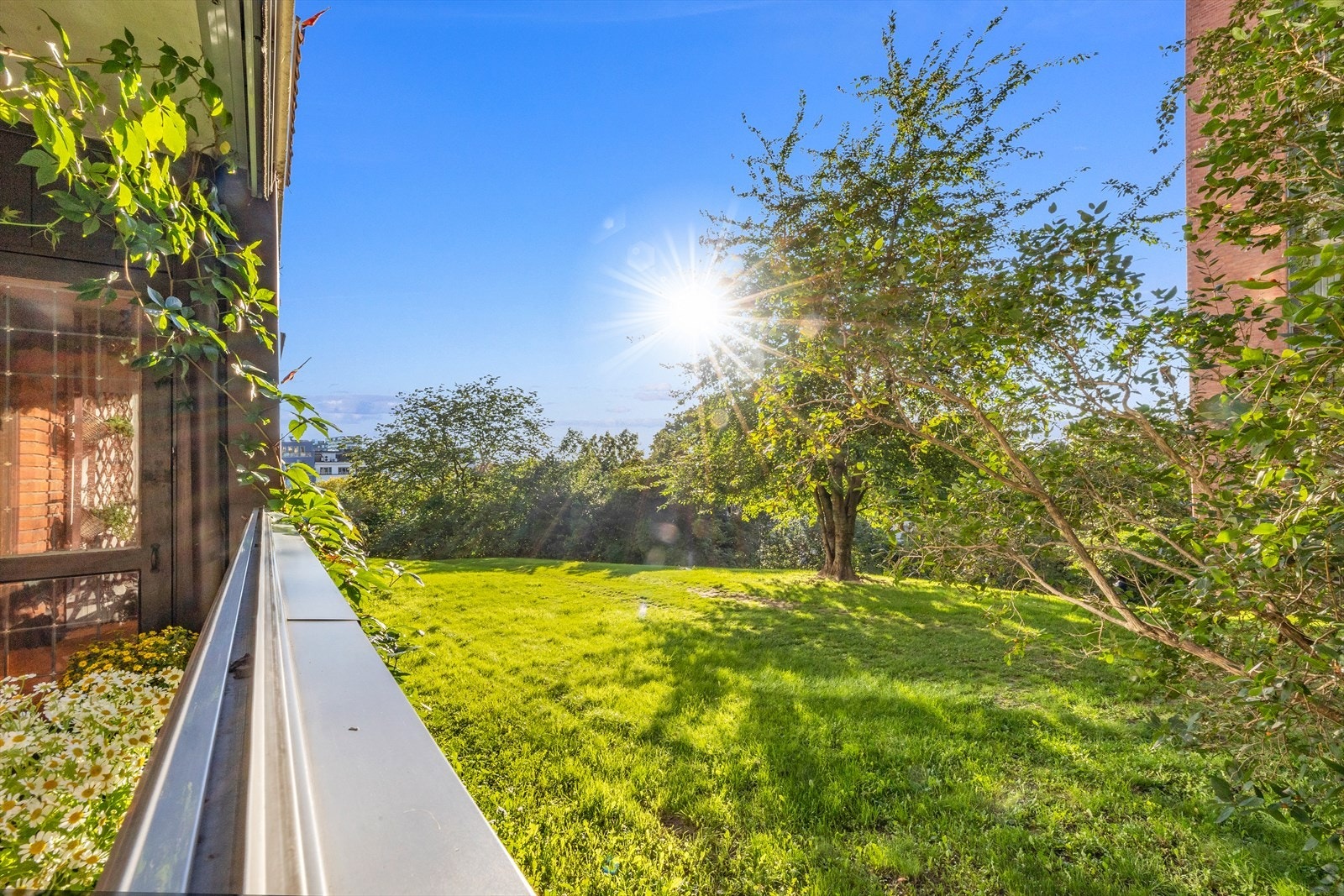 Med en skjermet og rolig beliggenhet ved blokkens
fremside, så kan du observere de første vårtegnene rett utenfor balkongen! Galleribilde