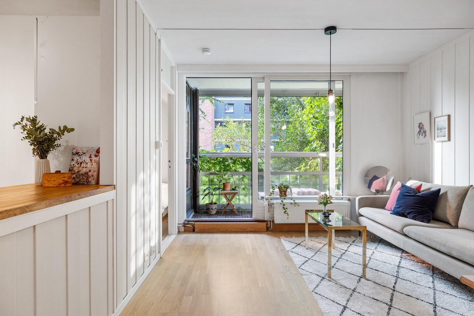 Innvendig bod, et skap i kjølerom i kjeller og bod i kjeller Galleribilde