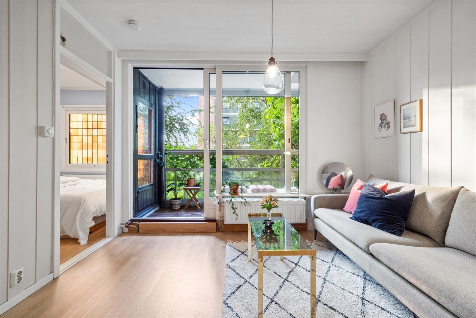 I stuen er det plass til sofagruppe med tilhørende møblement, samt spisebord. Galleribilde