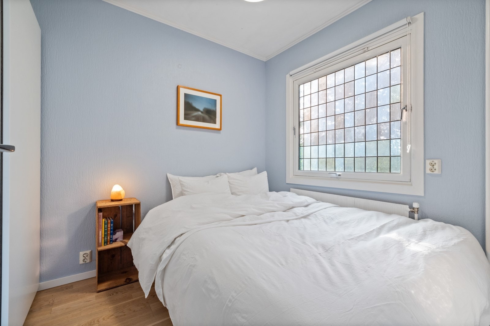 Soverommet er behagelig og luftig, og her får du fint plass til garderobeskap, dobbeltseng og nattbord. Galleribilde