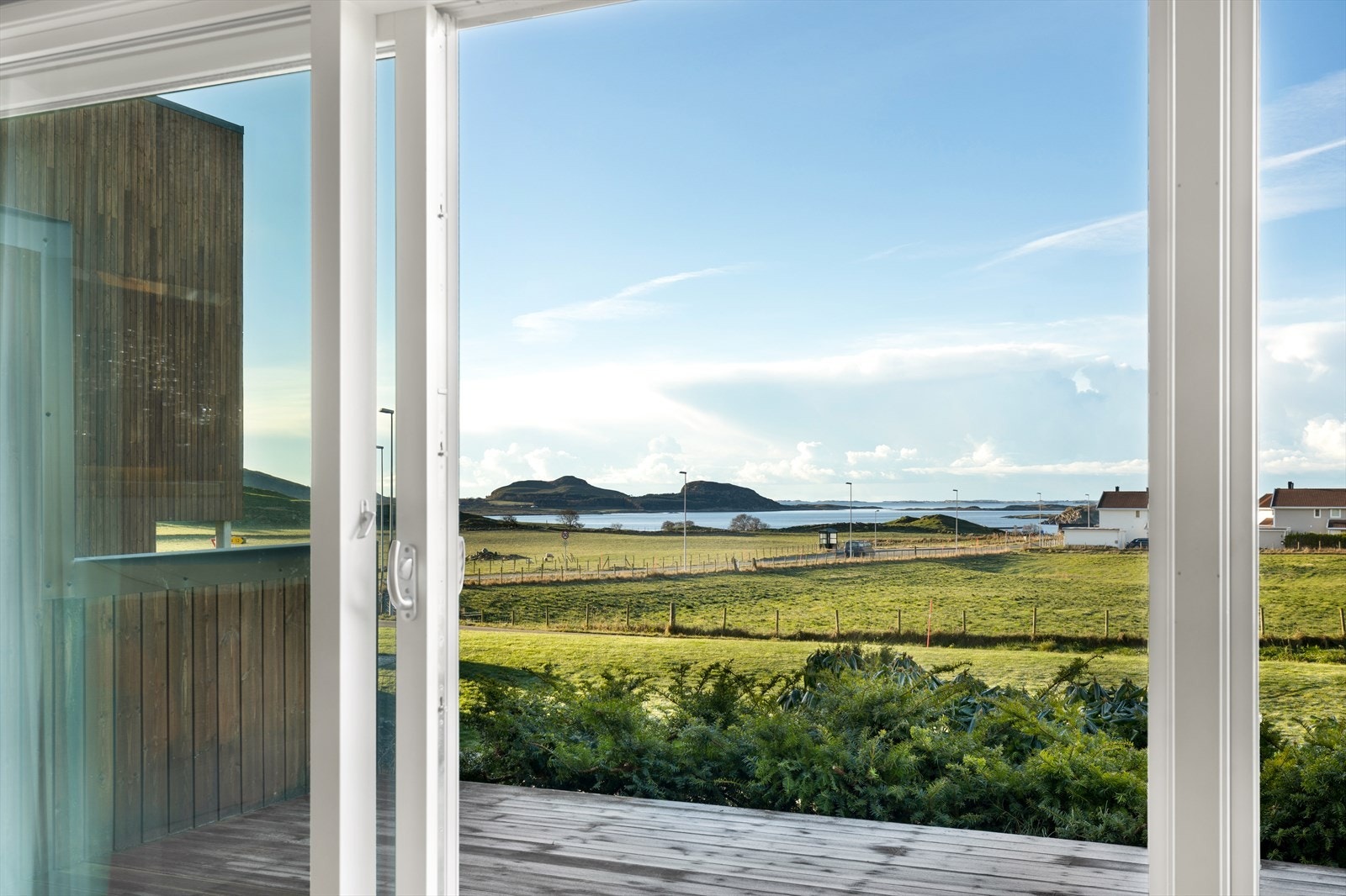 Utsikt - leiligheten ligger fantastisk til, med nydelig utsikt og gode solforhold Galleribilde