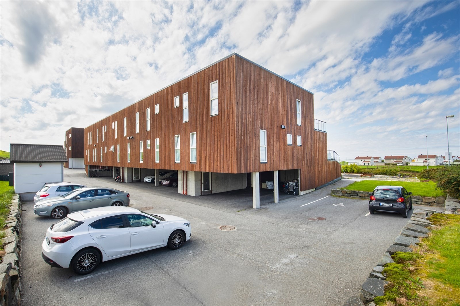 Fasade - parkering i carport med bod i bakkant Galleribilde