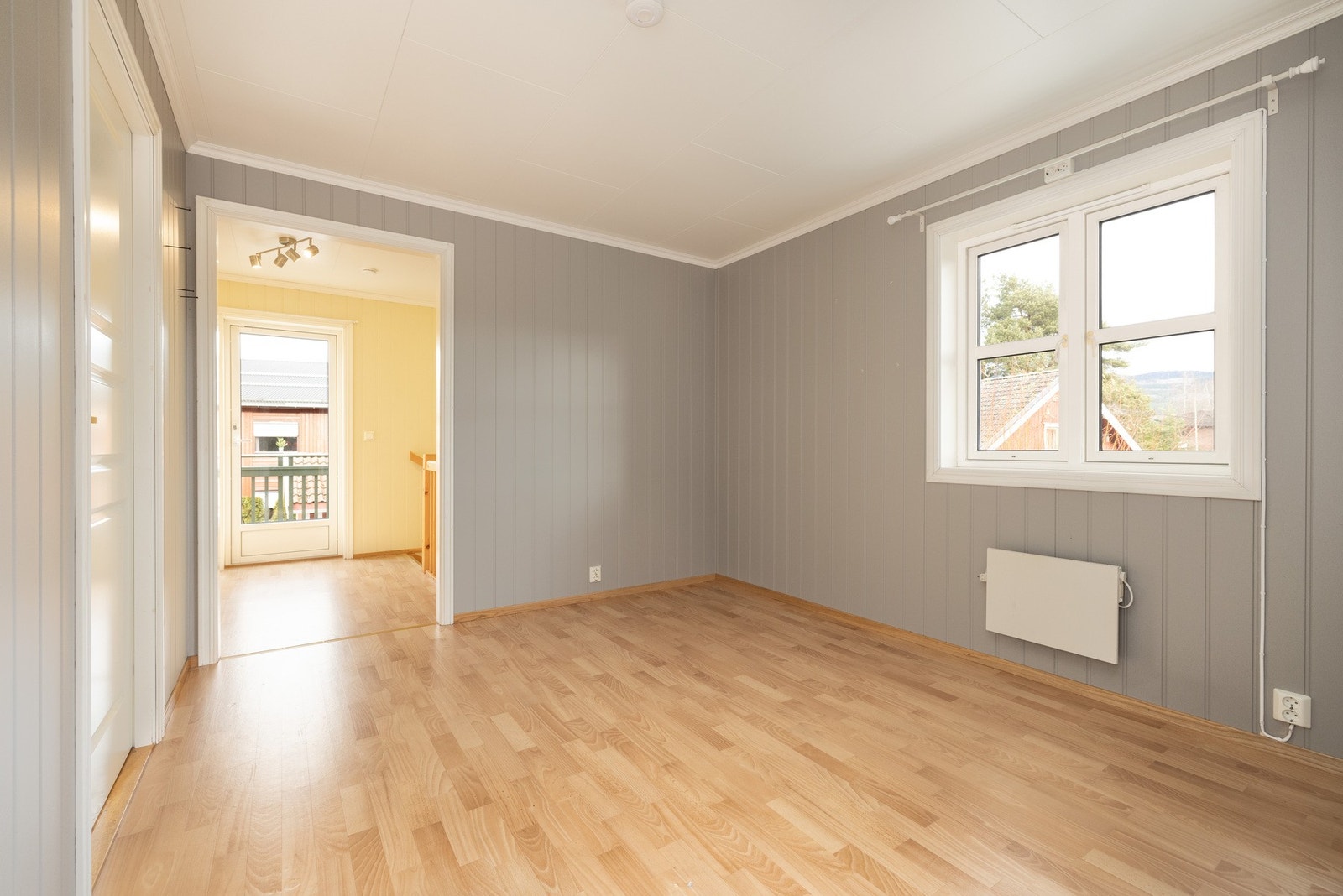 Romslig loftstue med elektrisk oppvarming. Galleribilde
