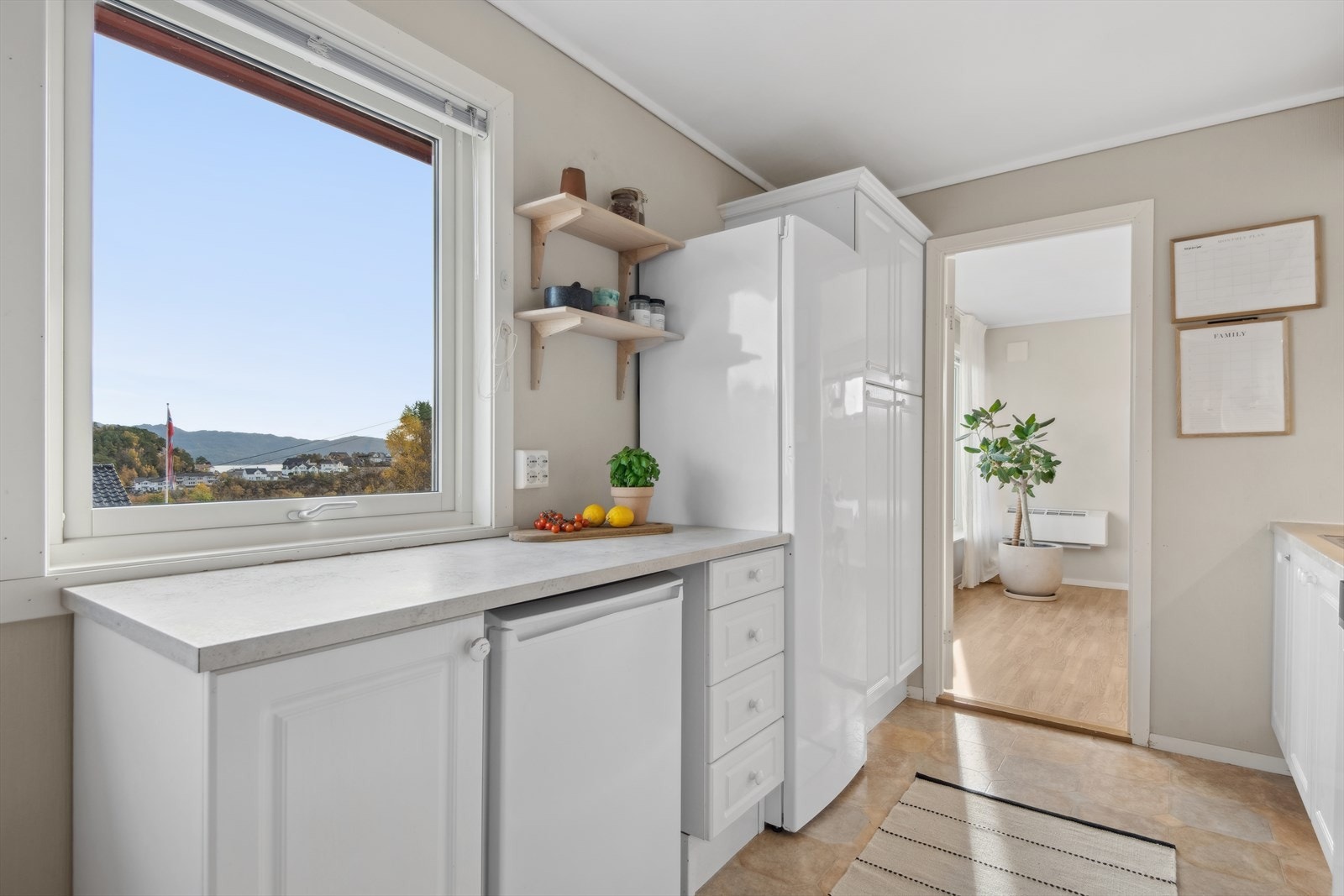 Kjøkkenet har gode lysforhold. Galleribilde