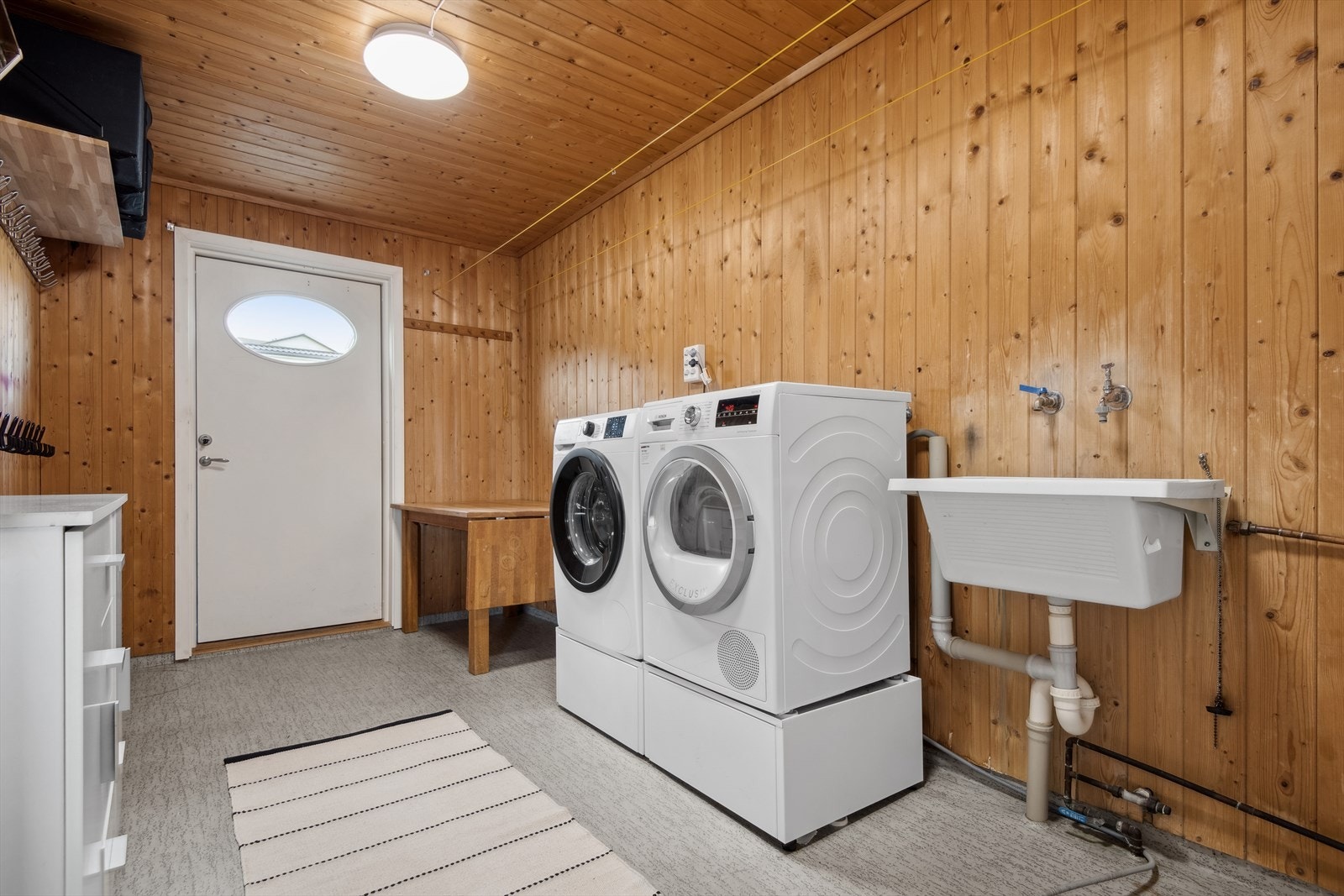 Hoveddelen har et separat vaskerom, som har egen inngang. En svært praktisk løsning man vil sette pris på. Galleribilde