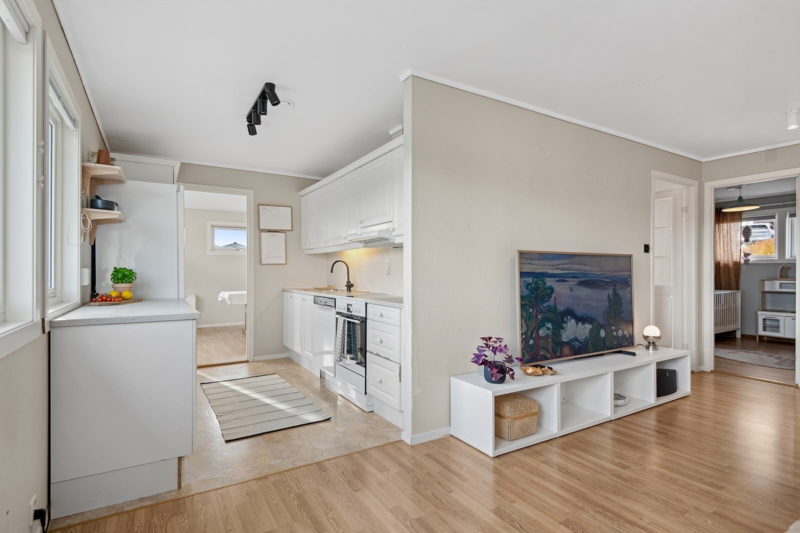 Kjøkkenet har en innredning med hvite, profilerte fronter med laminert benkeplate. Oppvaskkum med utslagsvask og enhånds blandebatteri. Frittstående kjøleskap. Galleribilde