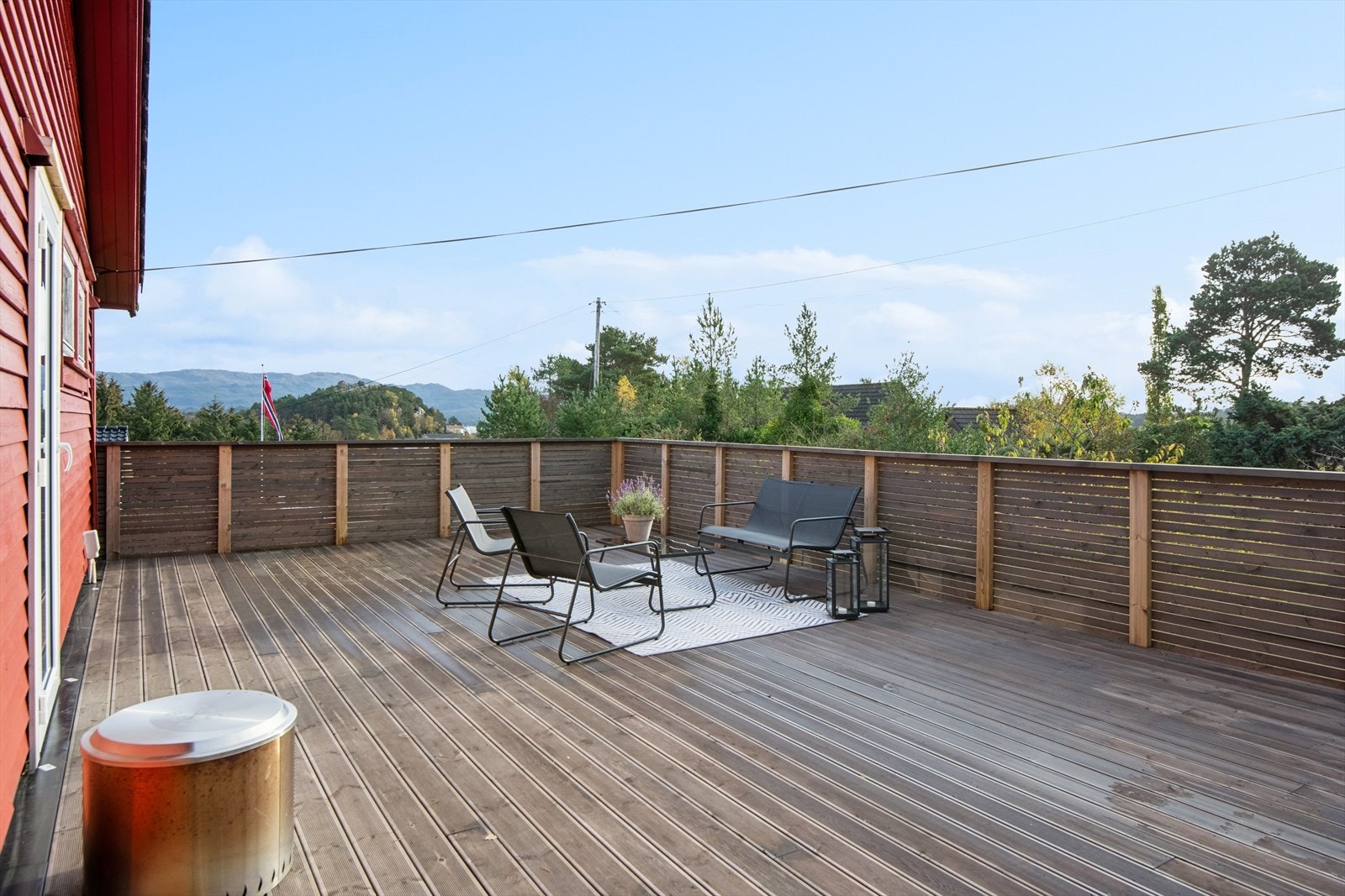 God plass til både sittegruppe og spisegruppe med grill. Galleribilde