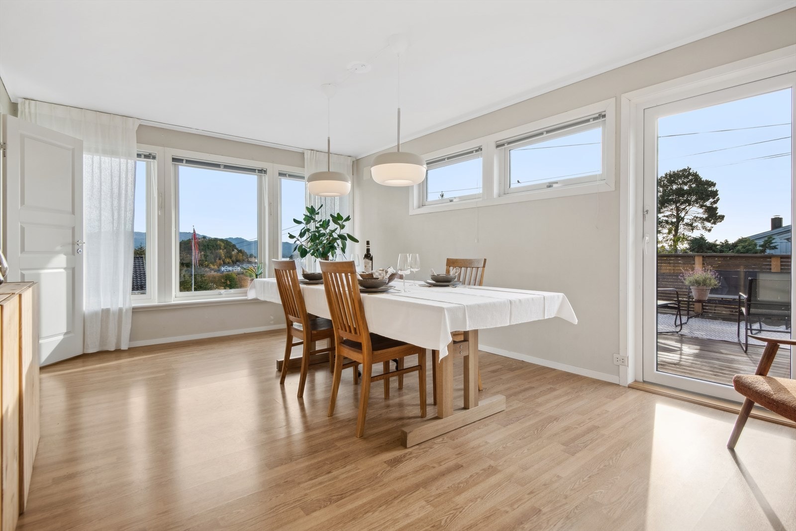 Her er det god plass til et stort spisebord. Galleribilde