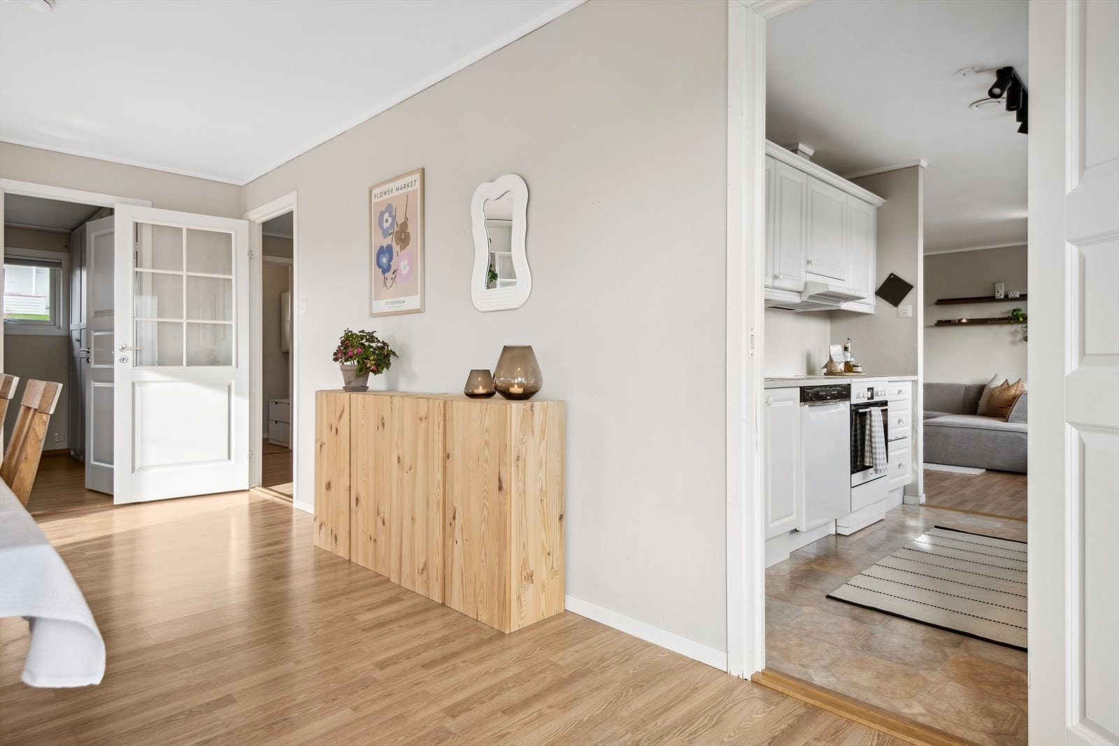 Fra kjøkkenet er det direkte adkomst til spisestuen. Galleribilde