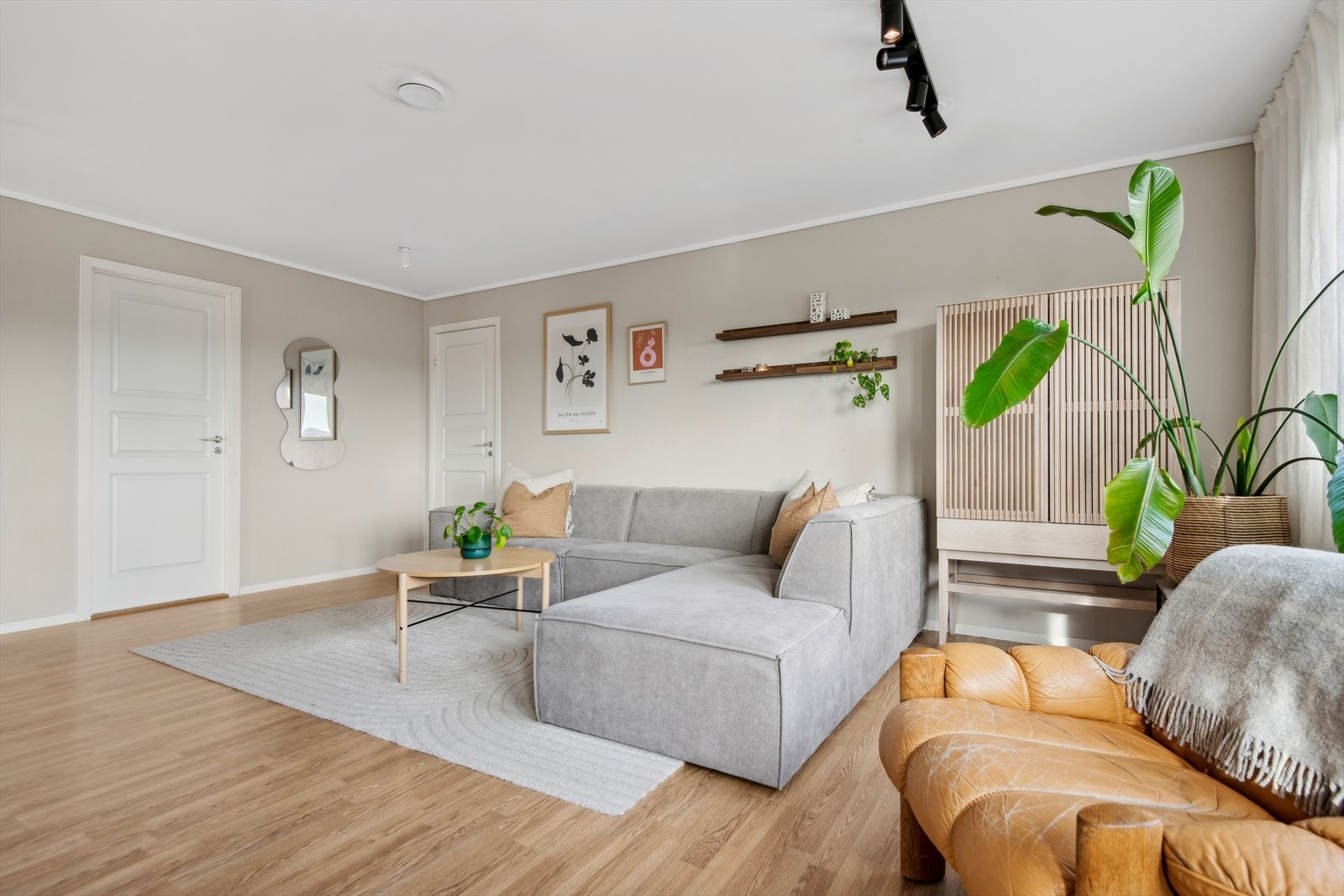 Stuen har laminatgulv og lyse, malte flater på vegg og i himling. Galleribilde