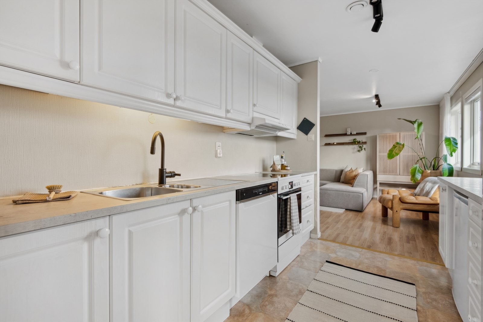 Kjøkkenet har godt med benke- og skapplass. Galleribilde