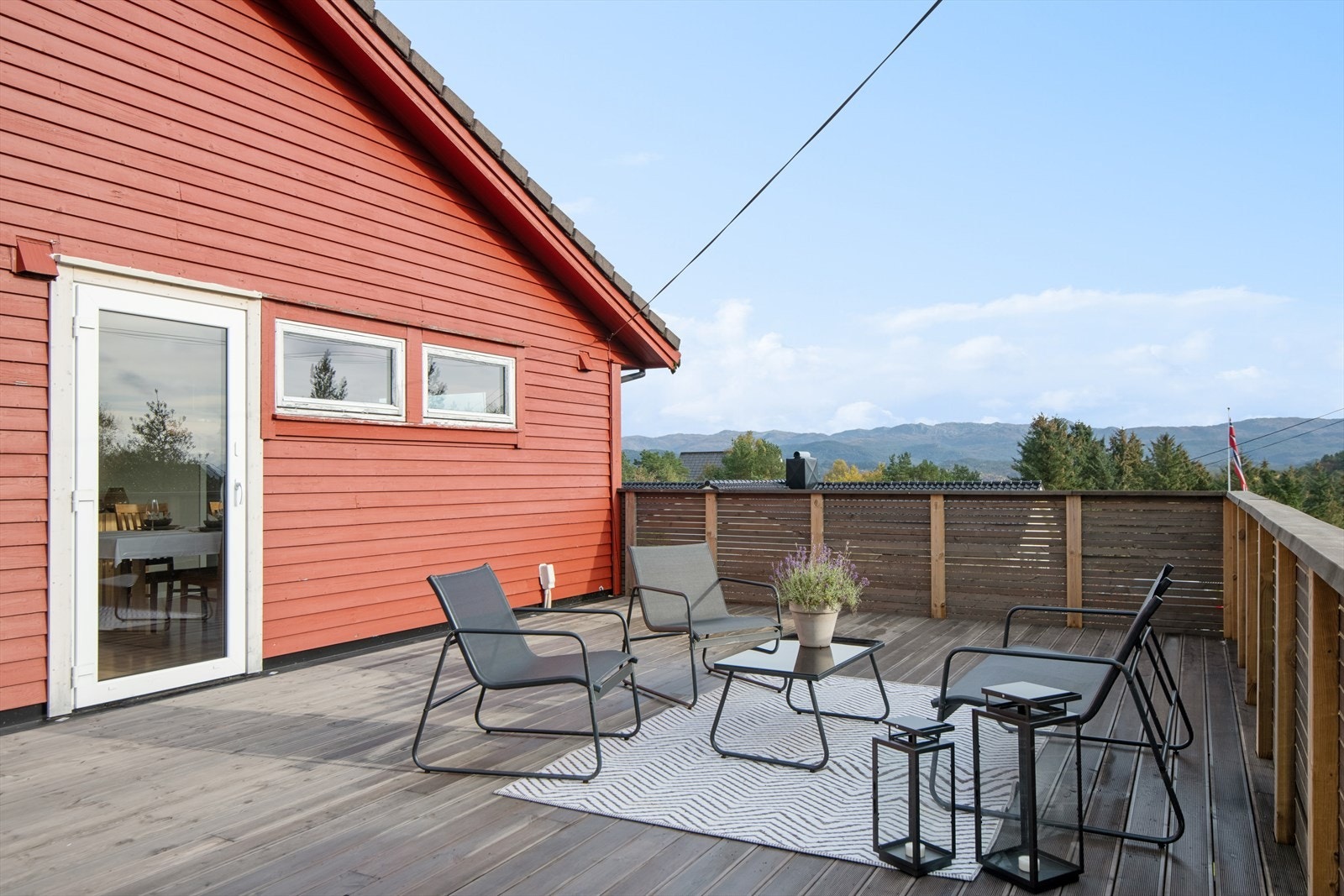 Fra stuen er det utgang til en flott terrasse. Her er det god plass tli møblering i flere soner. Galleribilde