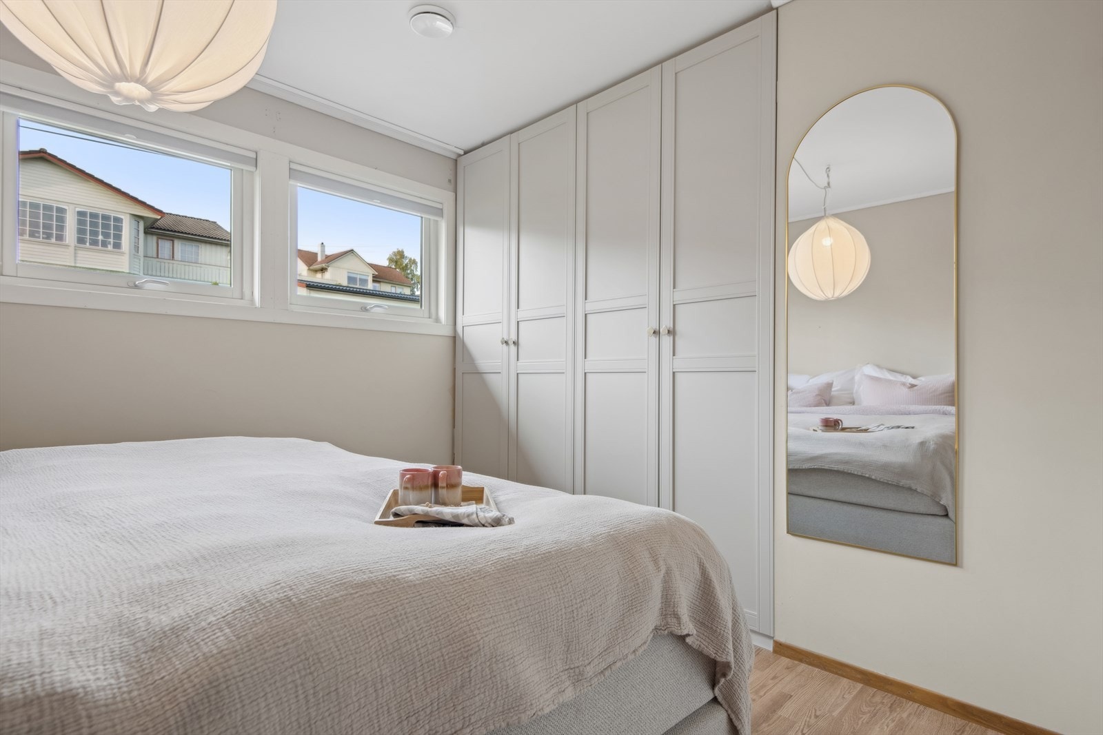 Soverom 1 har godt med garderobeskap. Galleribilde