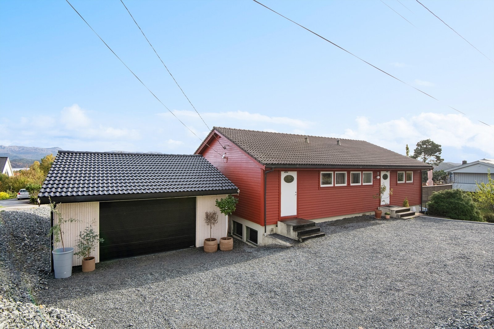 Boligen har en stor tomt, og både garasje og flere biloppstillingsplasser. Hoveddelen har hovedinngang og separat inngang til vaskerommet. En svært praktisk løsning. Galleribilde