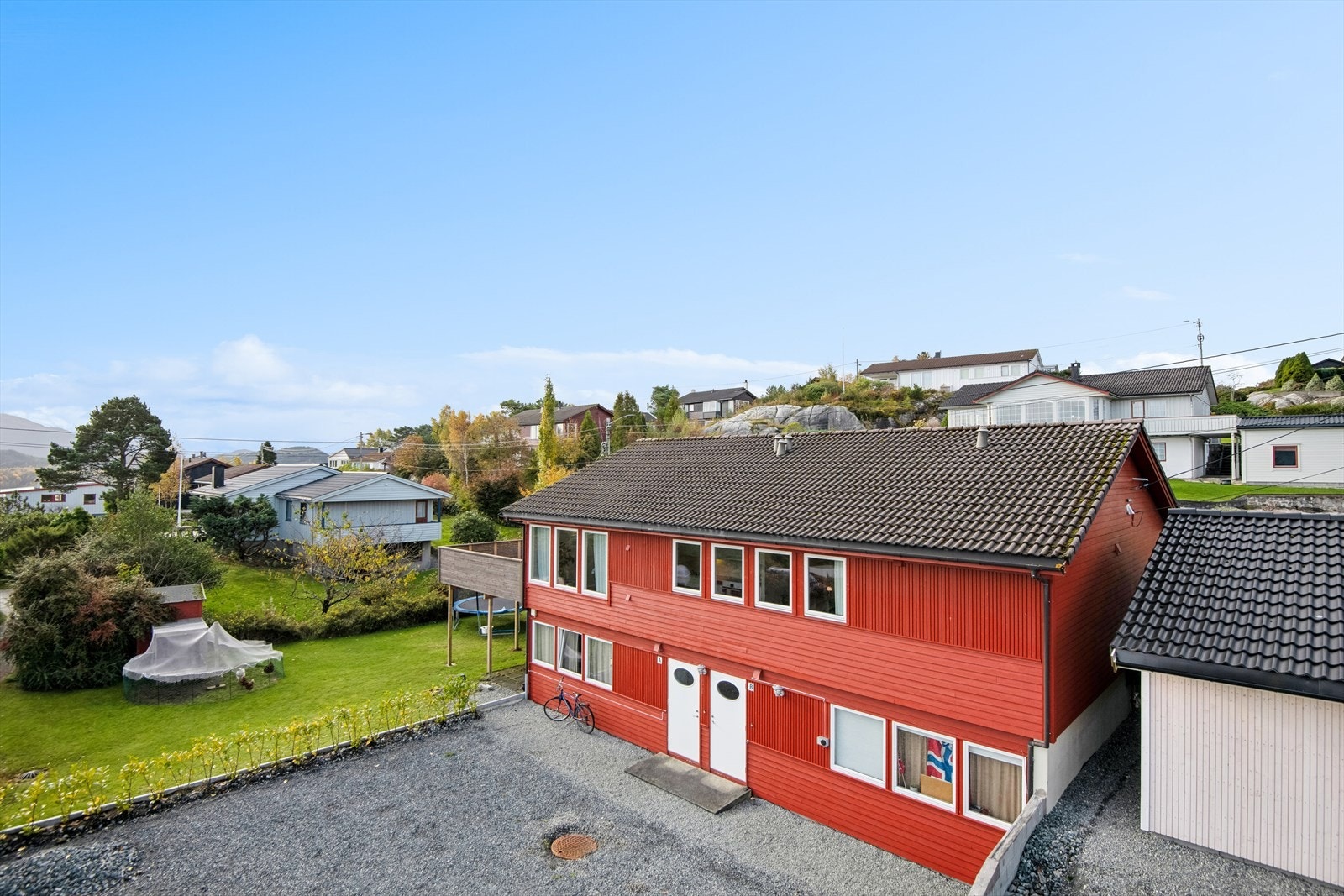 Dette er en stor og innholdsrik enebolig med to godkjente og separate utleiedeler, stor tomt og garasje. Galleribilde