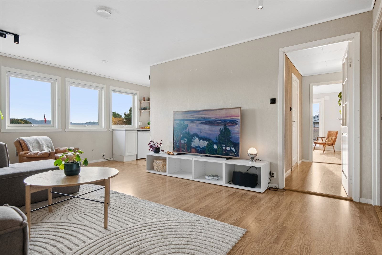 Stuen og kjøkkenet ligger samlet i en delvis åpen og sosial løsning. Galleribilde