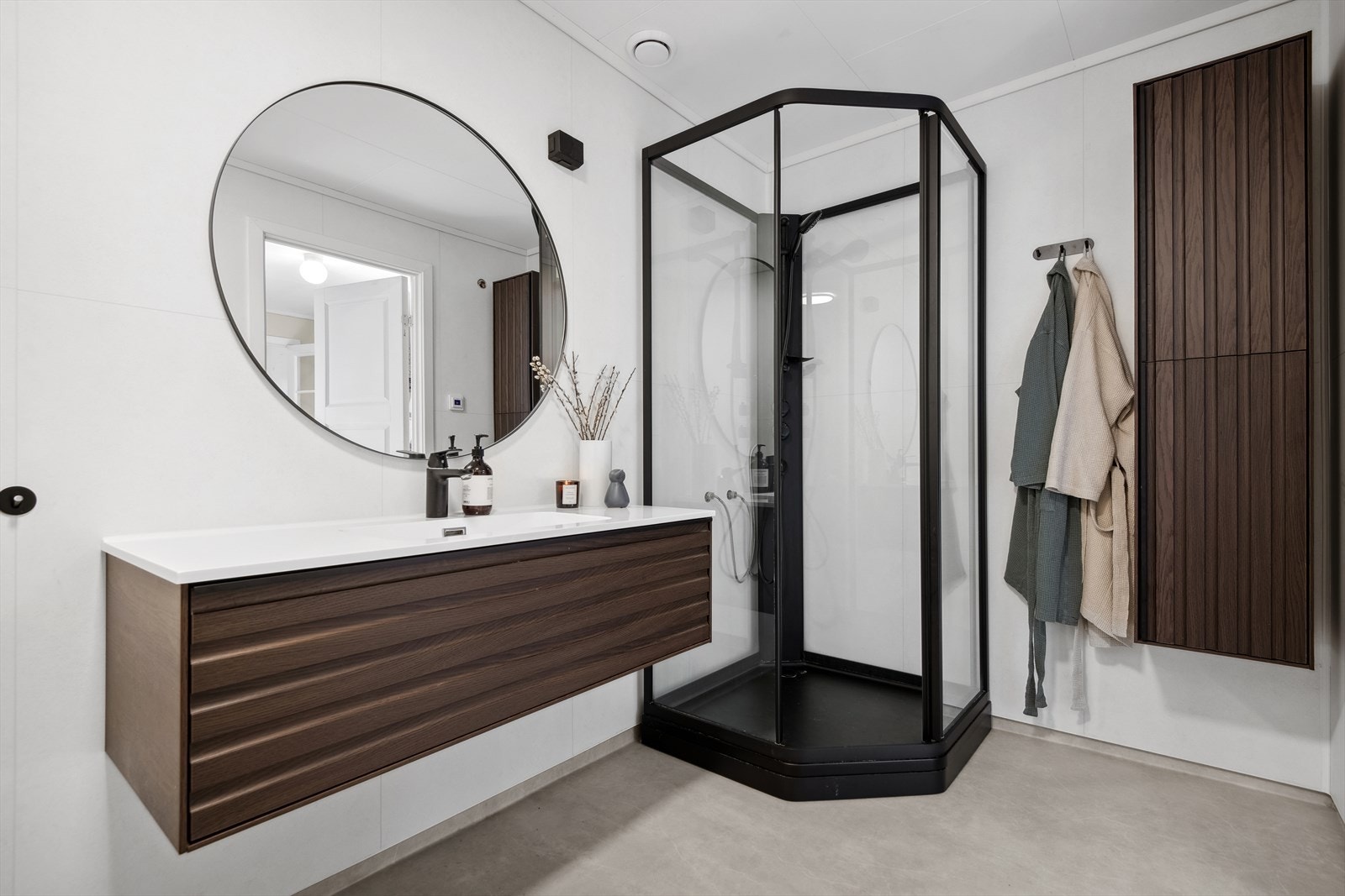 Baderommet er pent, og har en nyere innredning med tidsriktige, sorte detaljer. Galleribilde