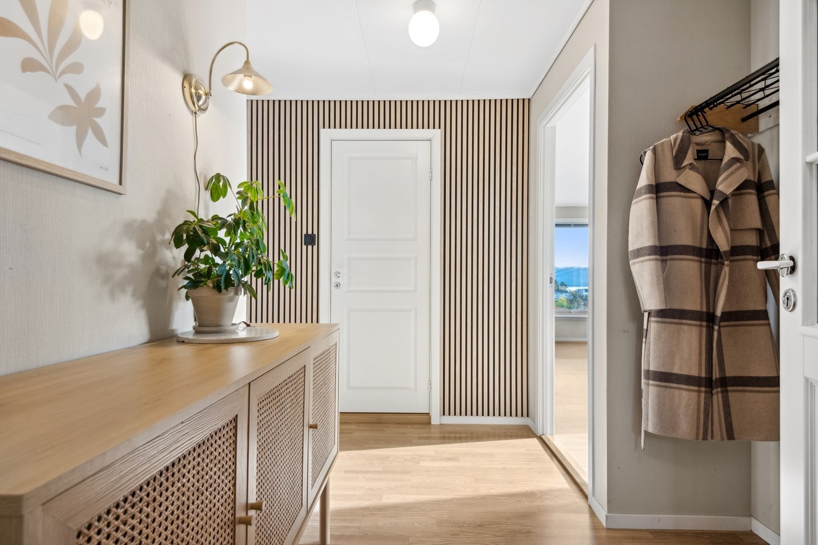 Velkommen inn! Man blir ønsket velkommen i en lys og innbydende entré. Galleribilde