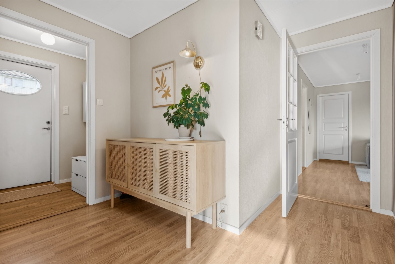 Entréen og gangen innenfor har laminatgulv, malte flater på vegg og tak-ess i taket. Galleribilde